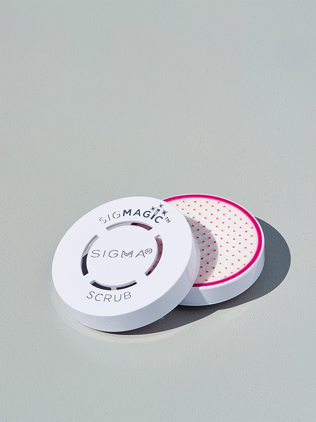 

Sigma Beauty SigMagic Scrub - White