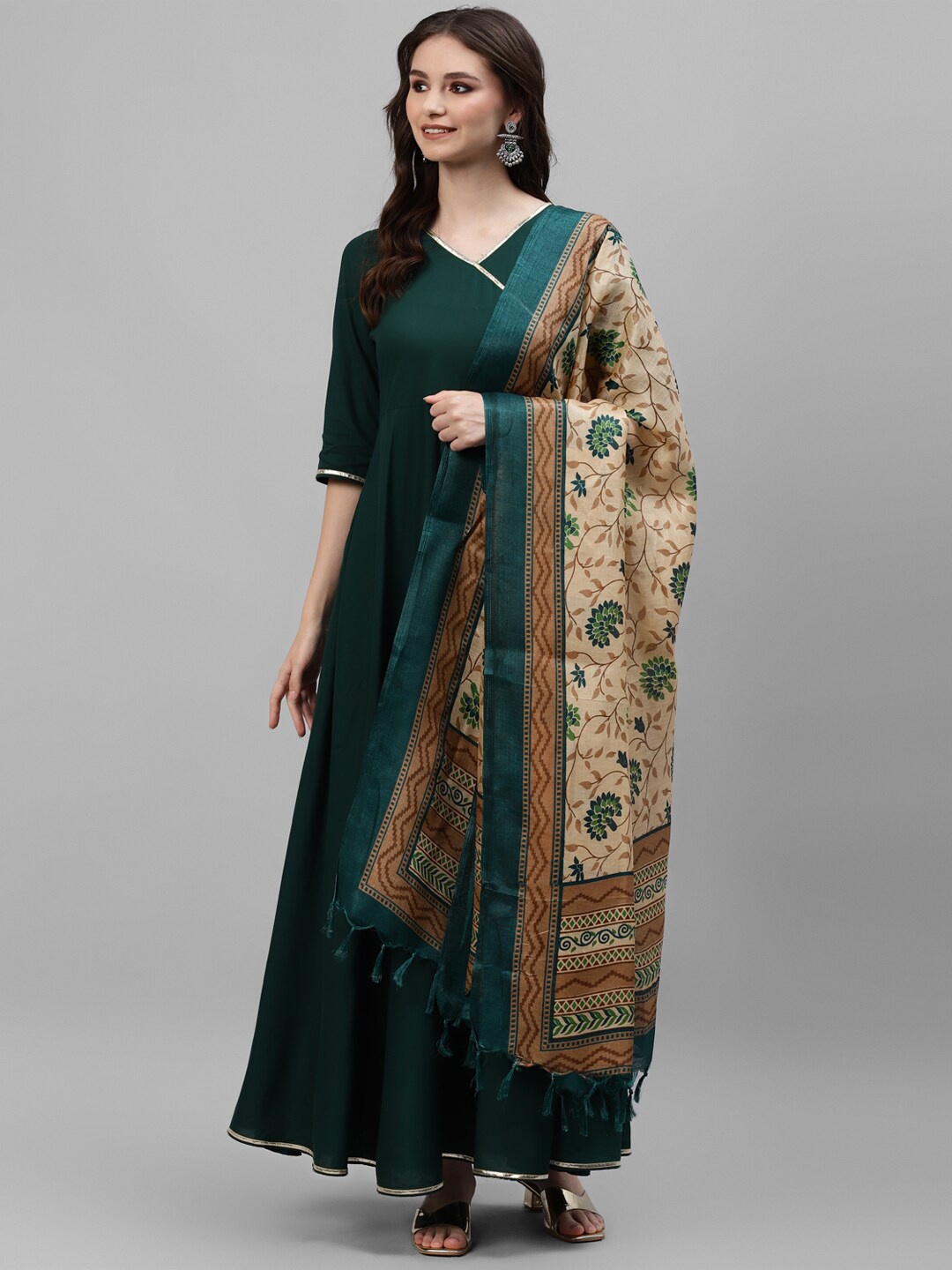 

DEEBACO Women Green & Beige Solid Kurta with Printed Dupatta