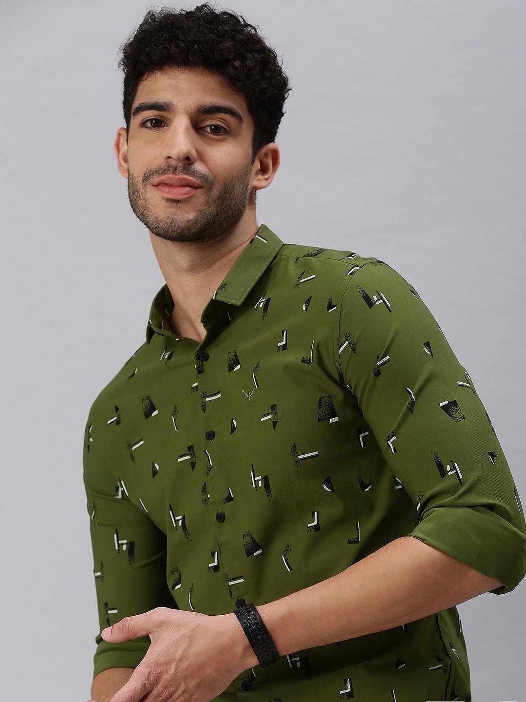 

SHOWOFF Men Olive Green Comfort Printed Casual Shirt