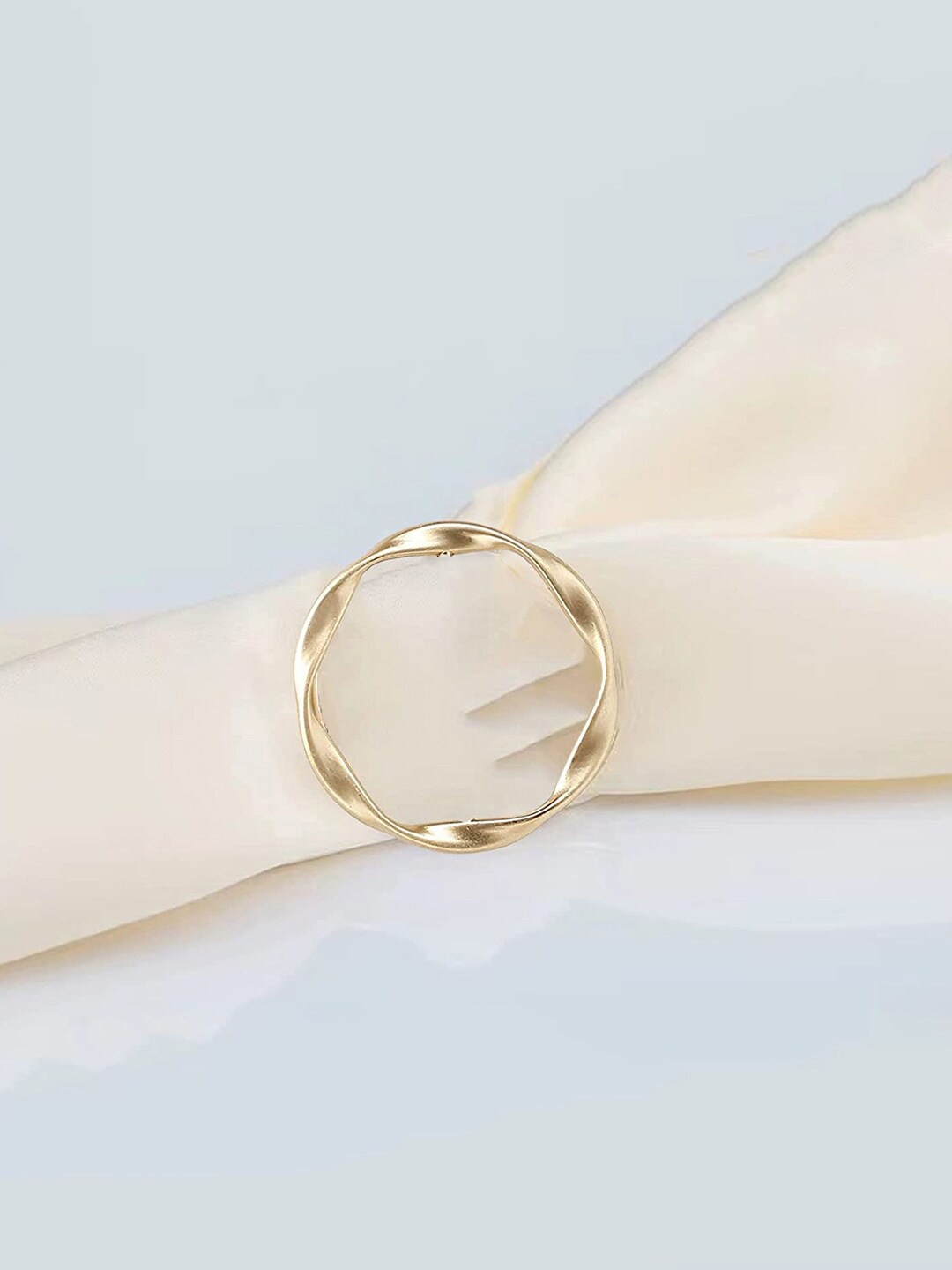 

Yellow Chimes Gold-Plated Round Buckle T-Shirt Tie Clip
