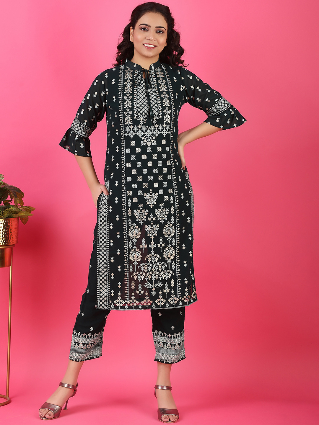 

V TRADITION Women Green Floral Printed Kurta with Trousers