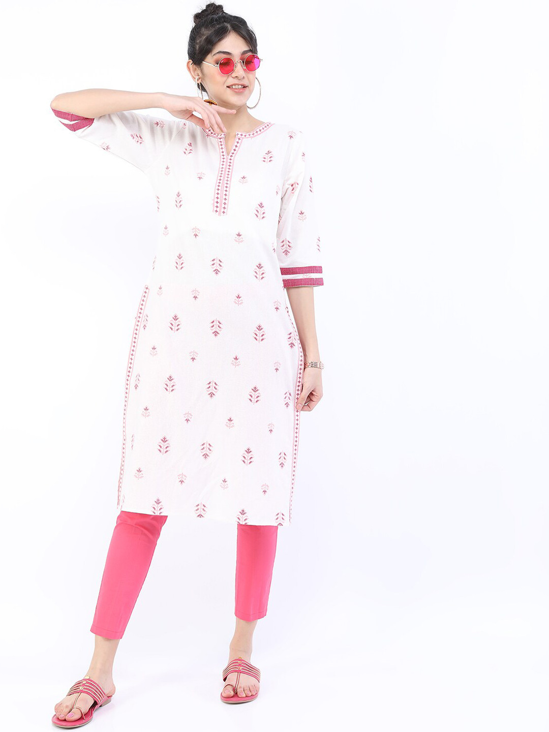 

Vishudh Women Off White Floral Printed Cotton Straight Kurta