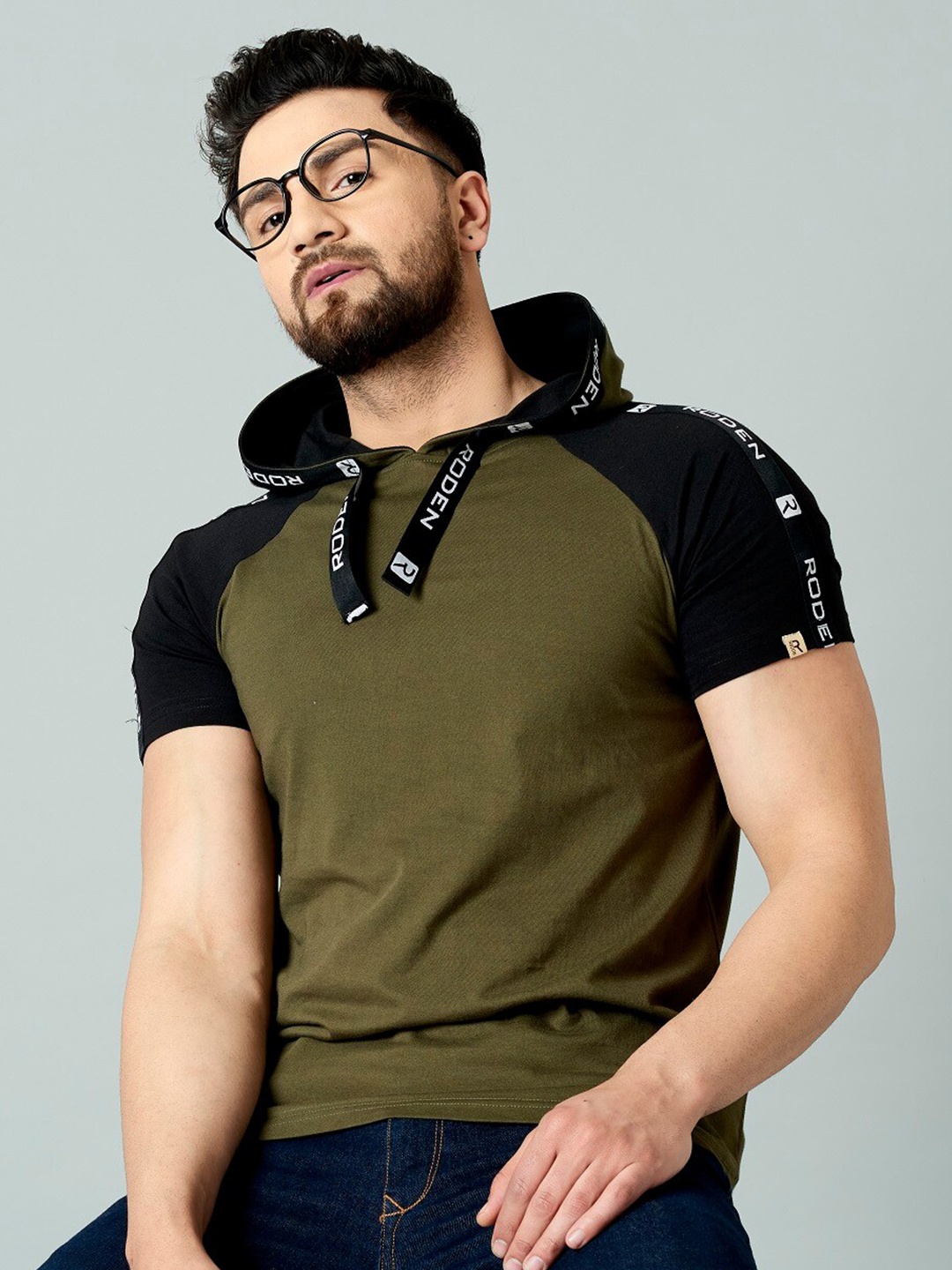 

Rodzen Men Olive Green & Black Colourblocked Pure Cotton T-shirt