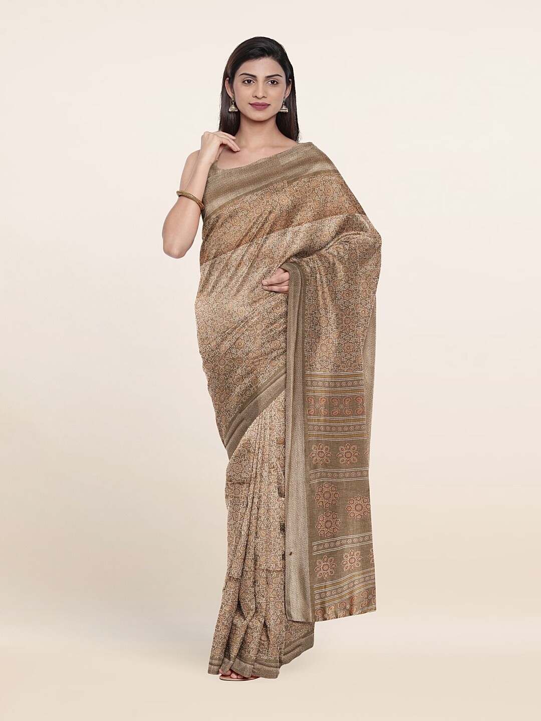 

Pothys Grey & White Floral printed Saree