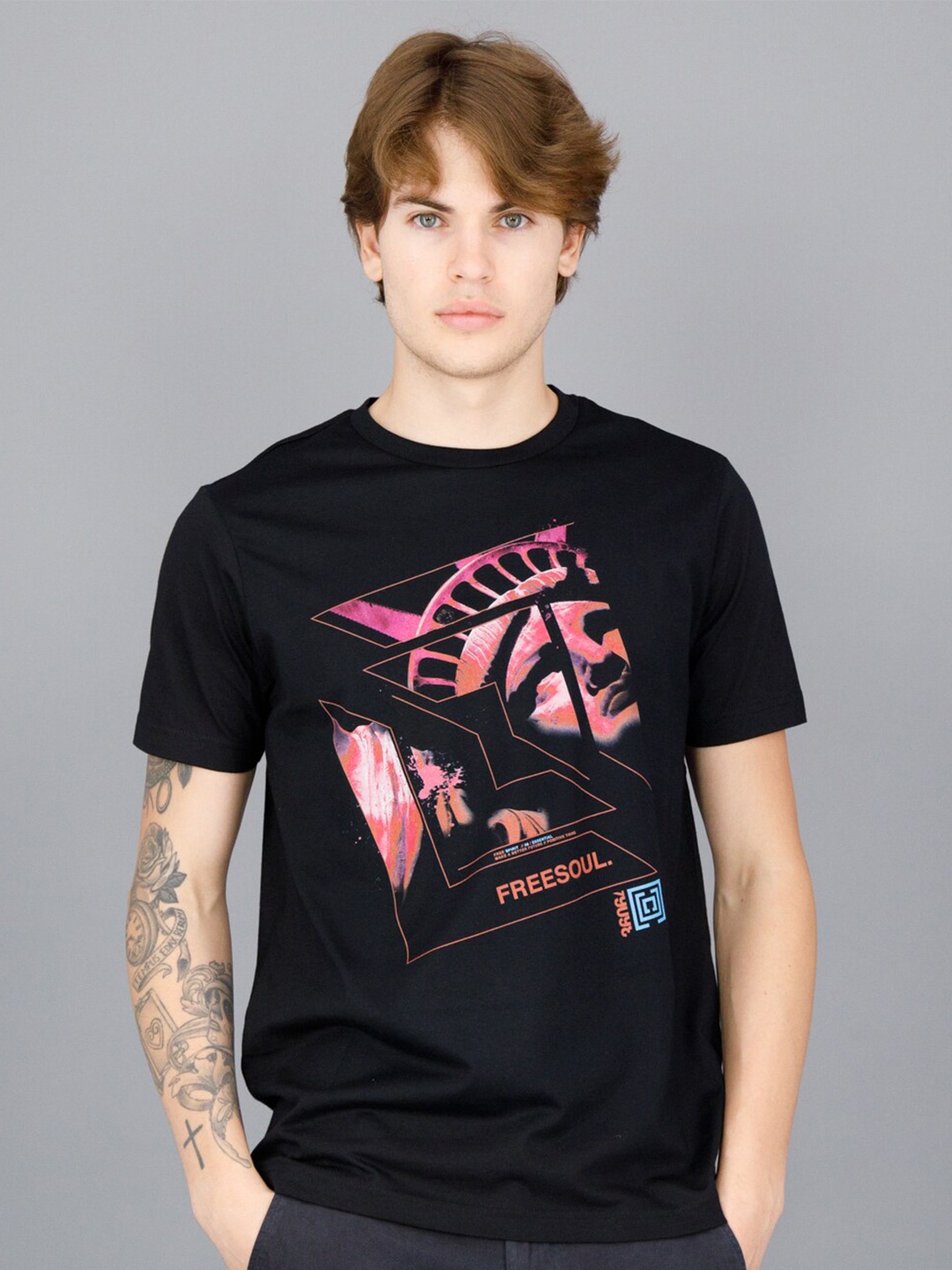 

FREESOUL Men Black & Pink Printed Cotton T-shirt