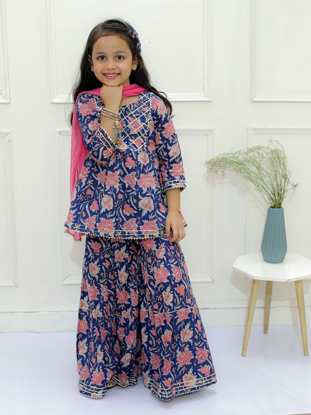 

Ka-mee Girls Floral Printed Panelled Gotta Patti Pure Cotton Kurta Set, Blue