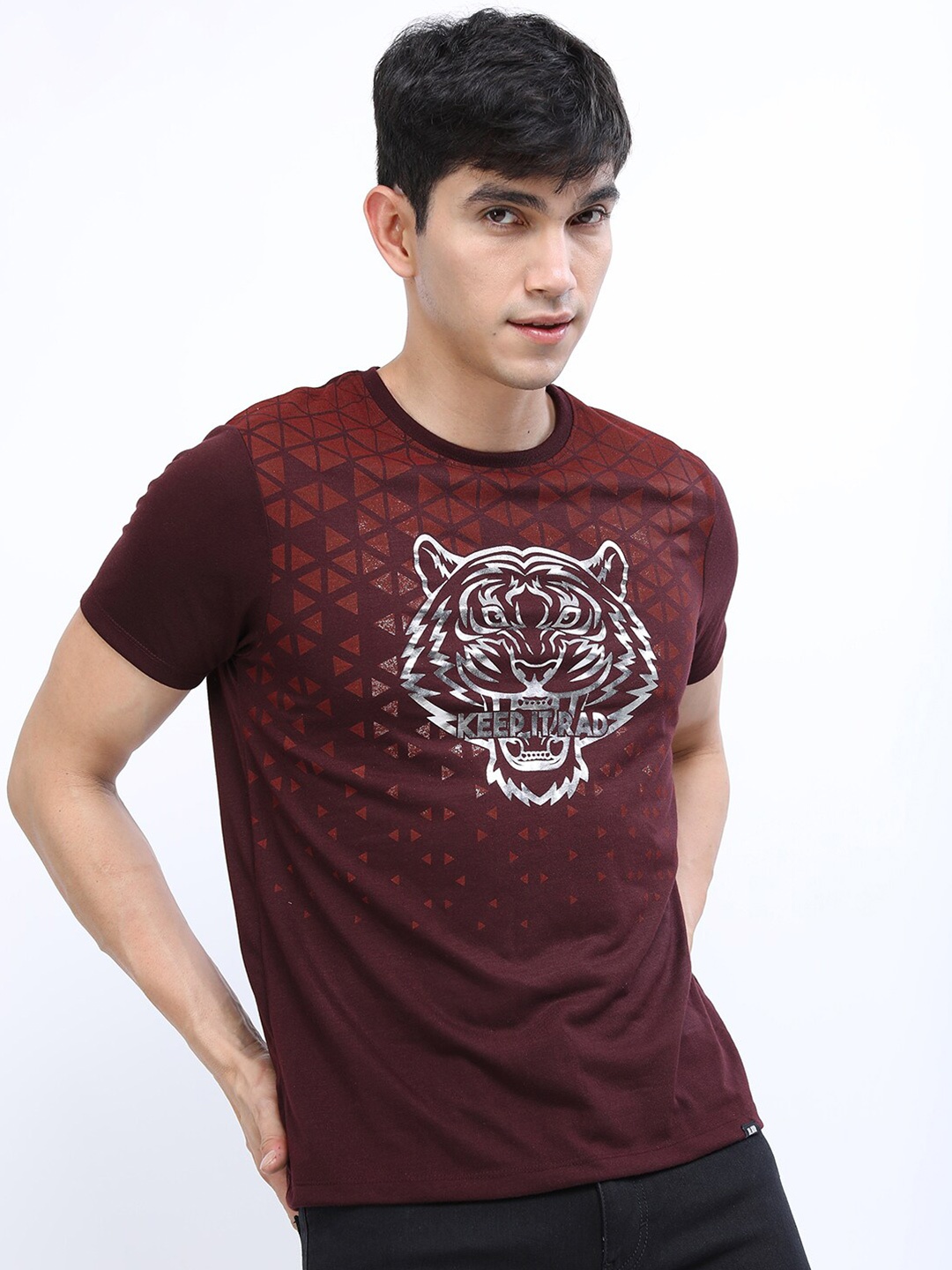 

HIGHLANDER Men Graphic Printed Slim Fit T-shirt, Burgundy