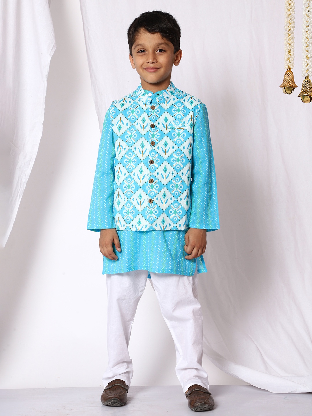 

Ka-mee Boys Blue Floral Printed Pure Cotton Kurta with Pyjamas