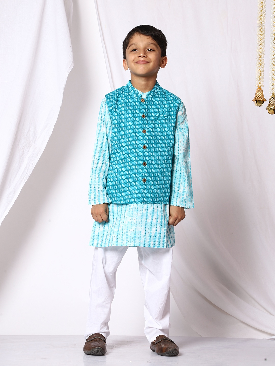 

Ka-mee Boys Turquoise Blue Floral Printed Pure Cotton Kurta with Pyjamas