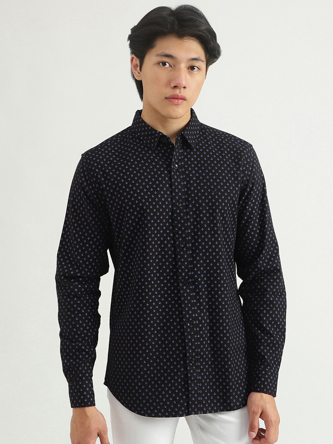 

United Colors of Benetton Men Black Slim Fit Printed Casual Shirt