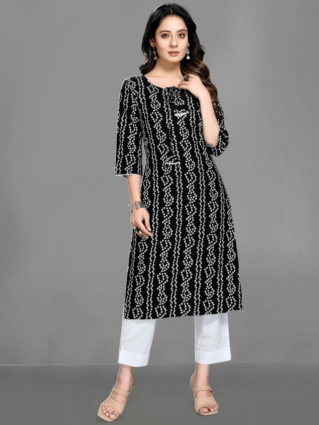

Queenswear Creation Women Black Geometric Printed Thread Work Kurta
