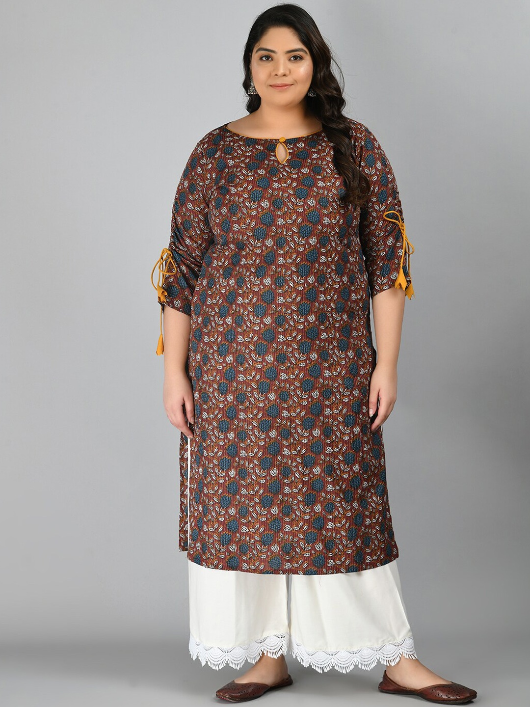 

PrettyPlus by Desinoor com Women Maroon Floral Printed Flared Sleeves Thread Work Kurta