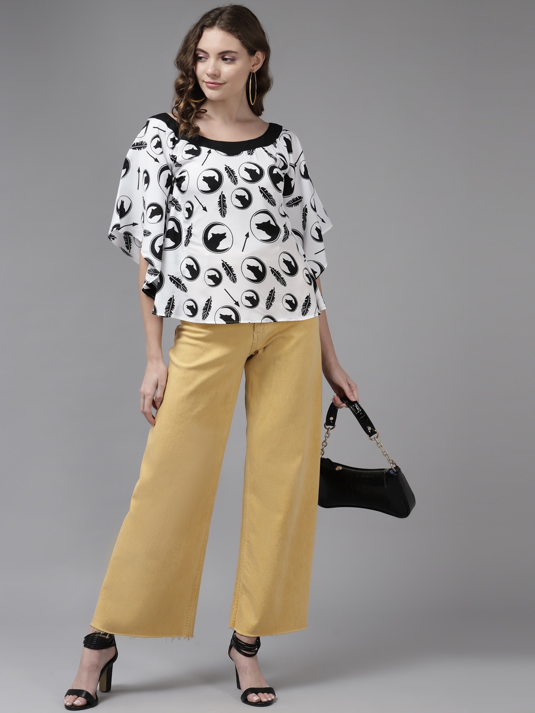 

Aarika White & Black Conversational Print Top