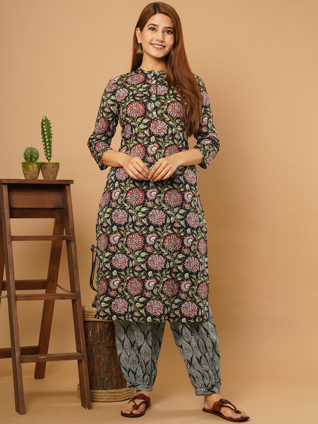 

CRAFTED FOR YOU Women Floral Printed Pure Cotton Kurta With Salwar, Black