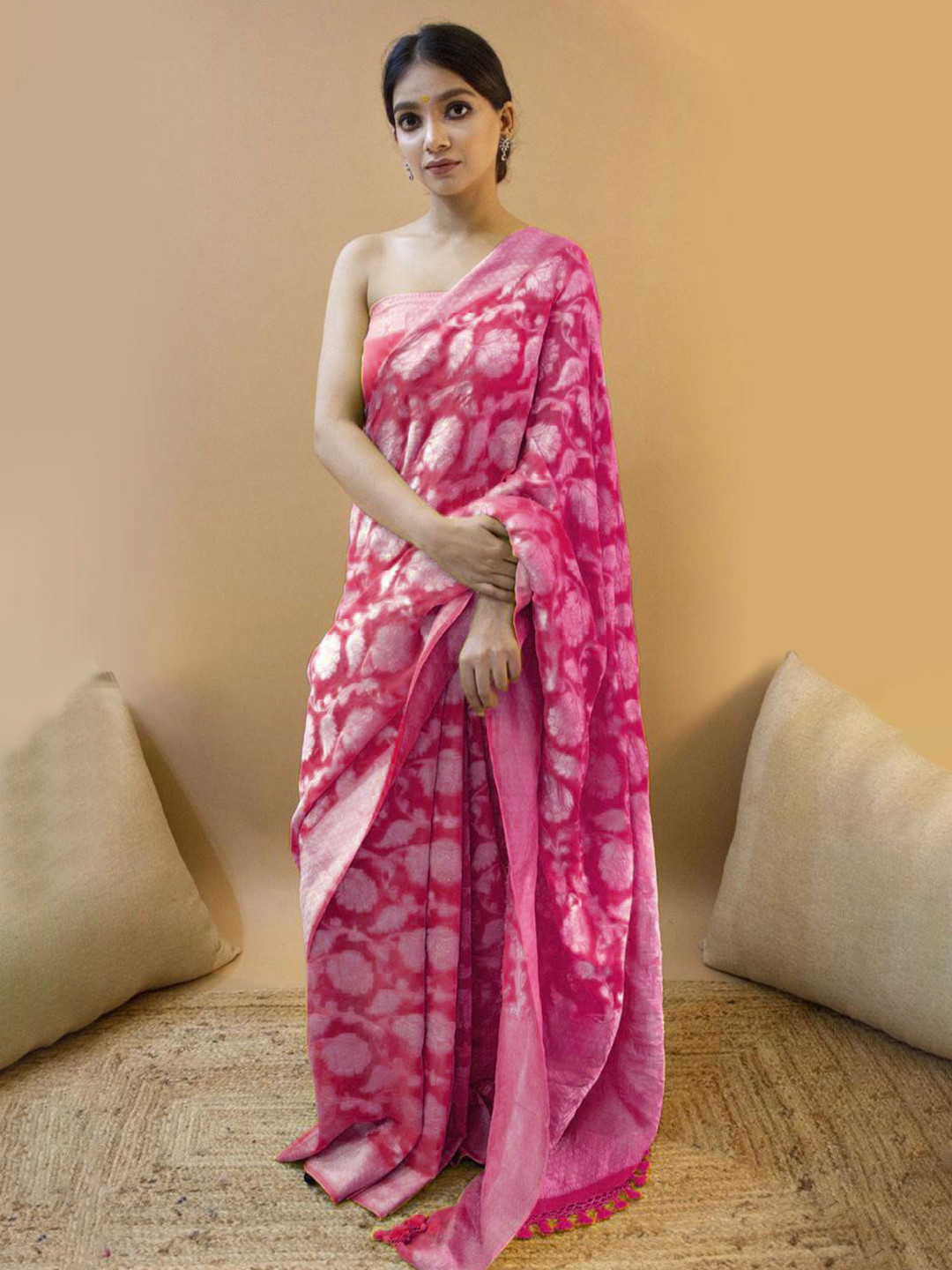 

Wuxi Pink & Silver-Toned Floral Zari Pure Silk Banarasi Saree