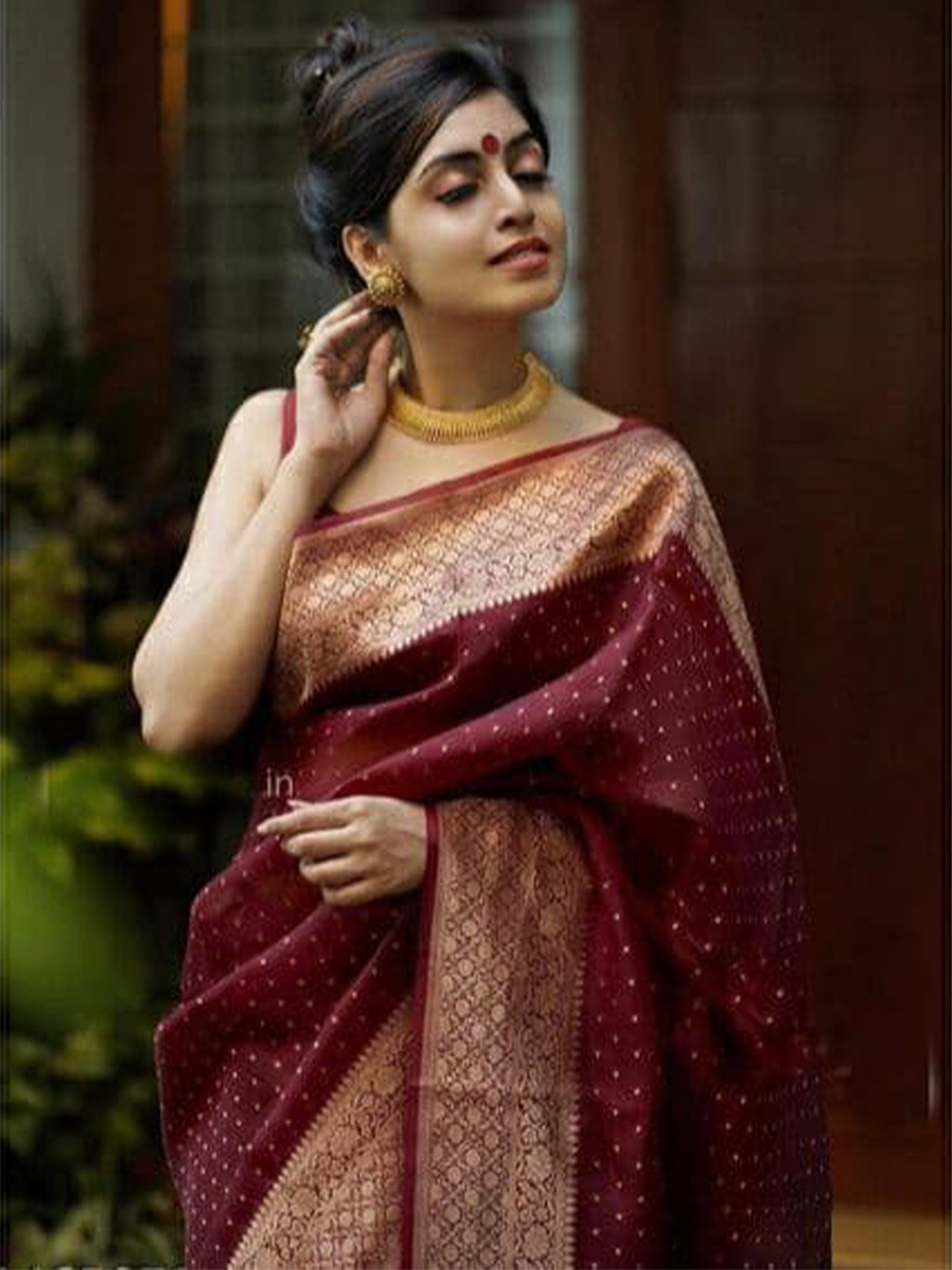 

Wuxi Maroon & Gold-Toned Ethnic Motifs Zari Pure Silk Banarasi Saree