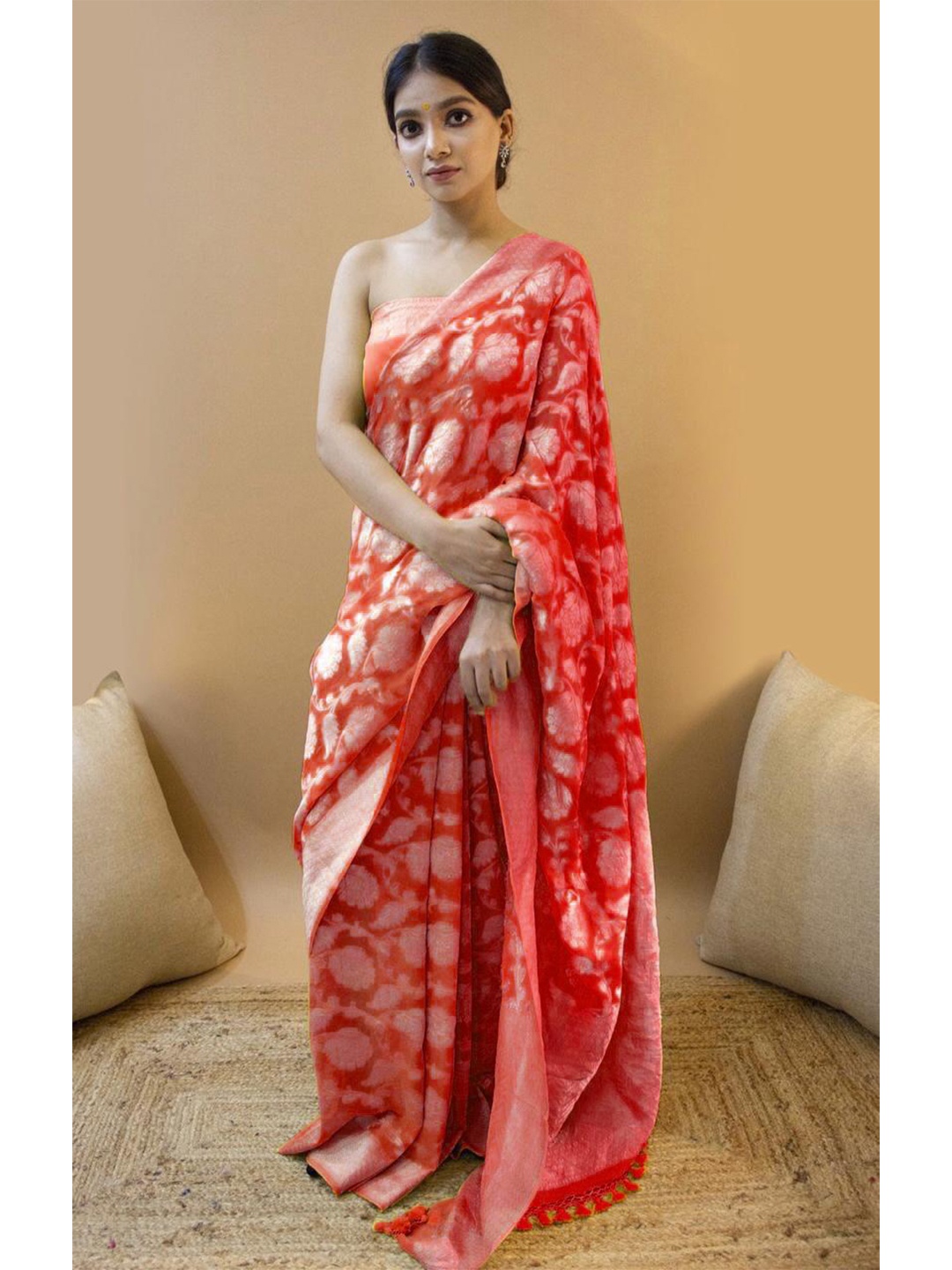 

Wuxi Red & Silver-Toned Floral Zari Pure Silk Banarasi Saree