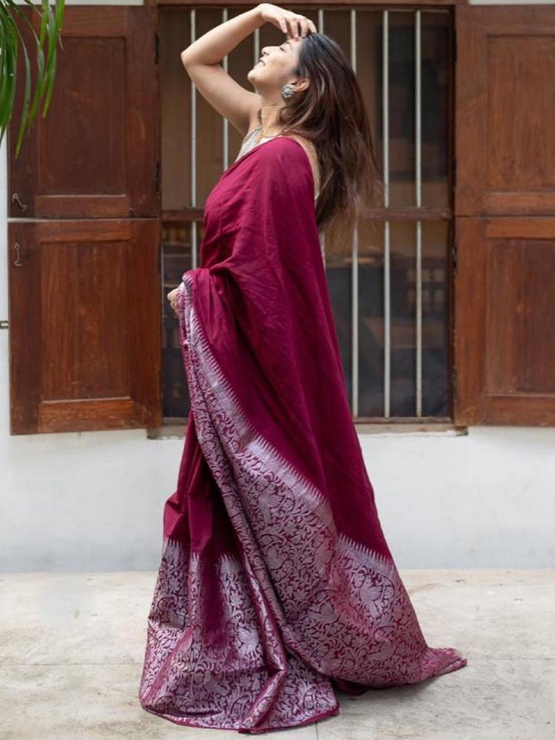 

Jinax Pink & Silver-Toned Floral Zari Pure Silk Banarasi Saree