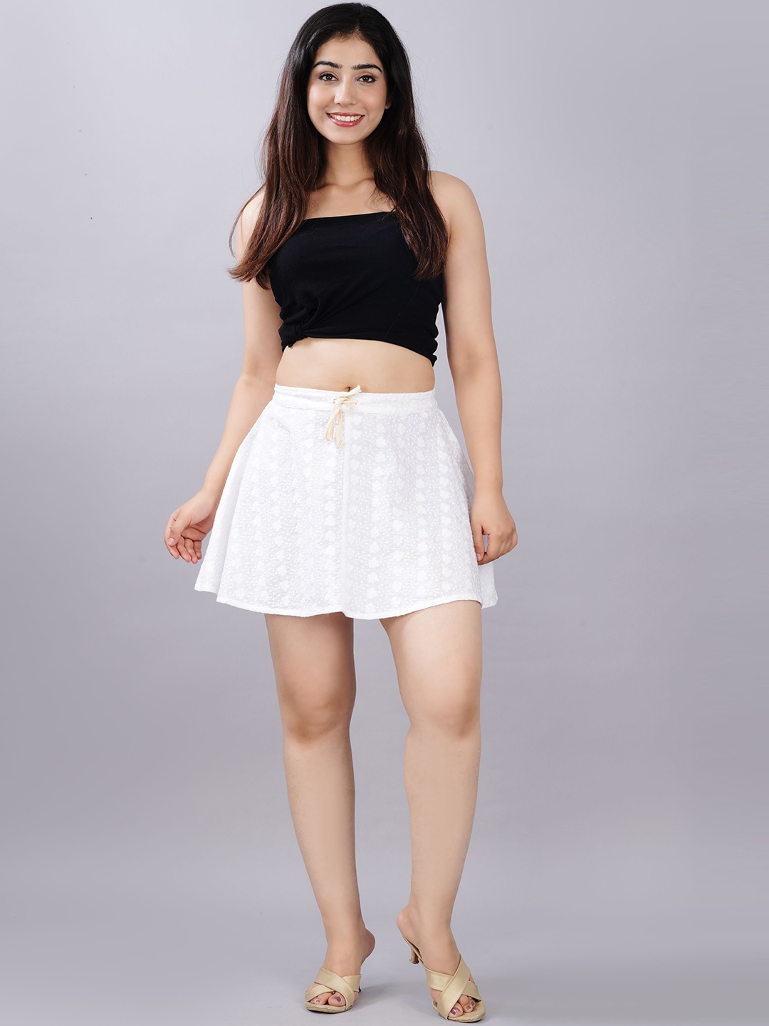 

SUMAVI-FASHION Women White Solid Mini Skirt