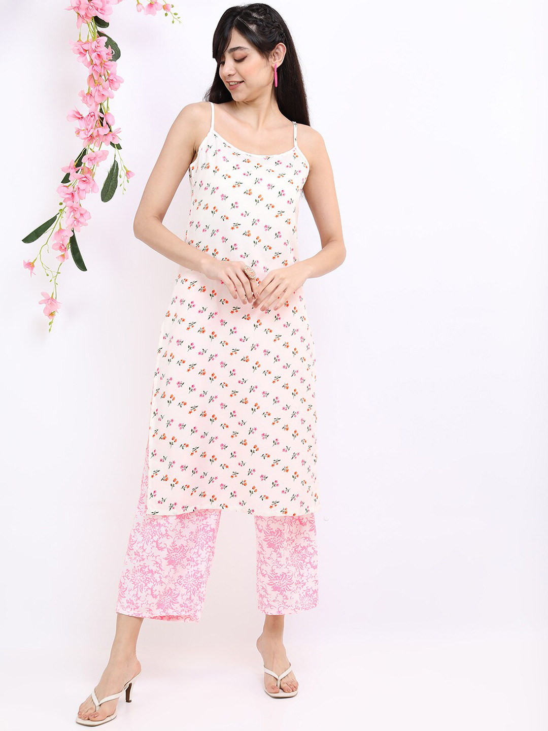 

Vishudh Women Off White Floral Printed Kurta with Palazzos