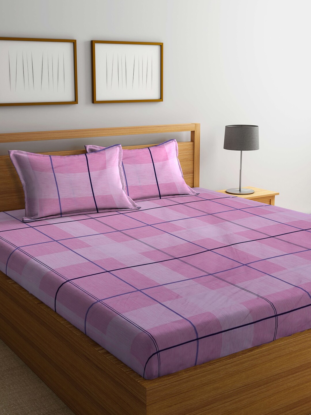 

Arrabi Pink & Navy Blue Geometric 300 TC King Bedsheet with 2 Pillow Covers