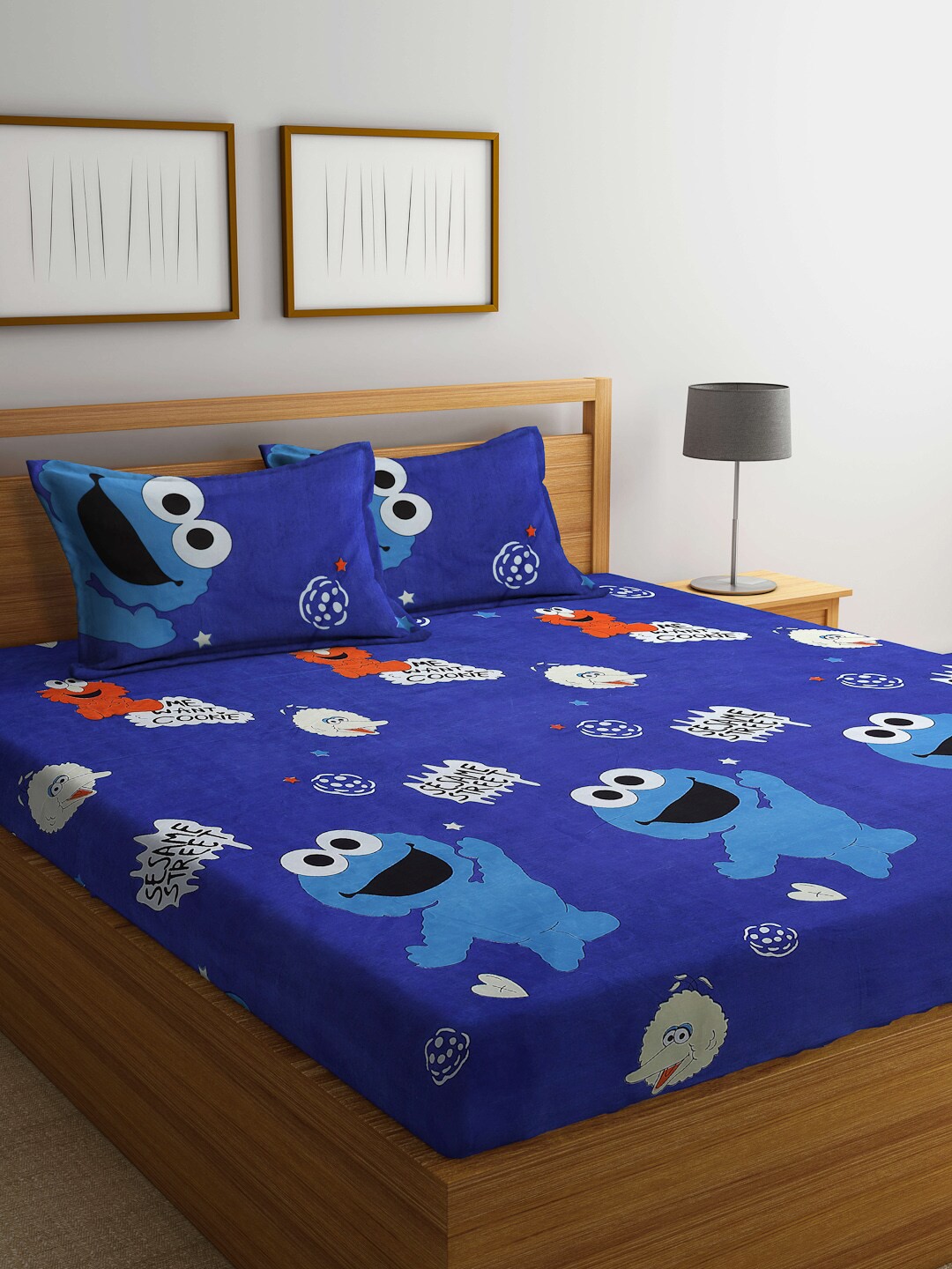 

Arrabi Blue & White Graphic 300 TC King Bedsheet with 2 Pillow Covers