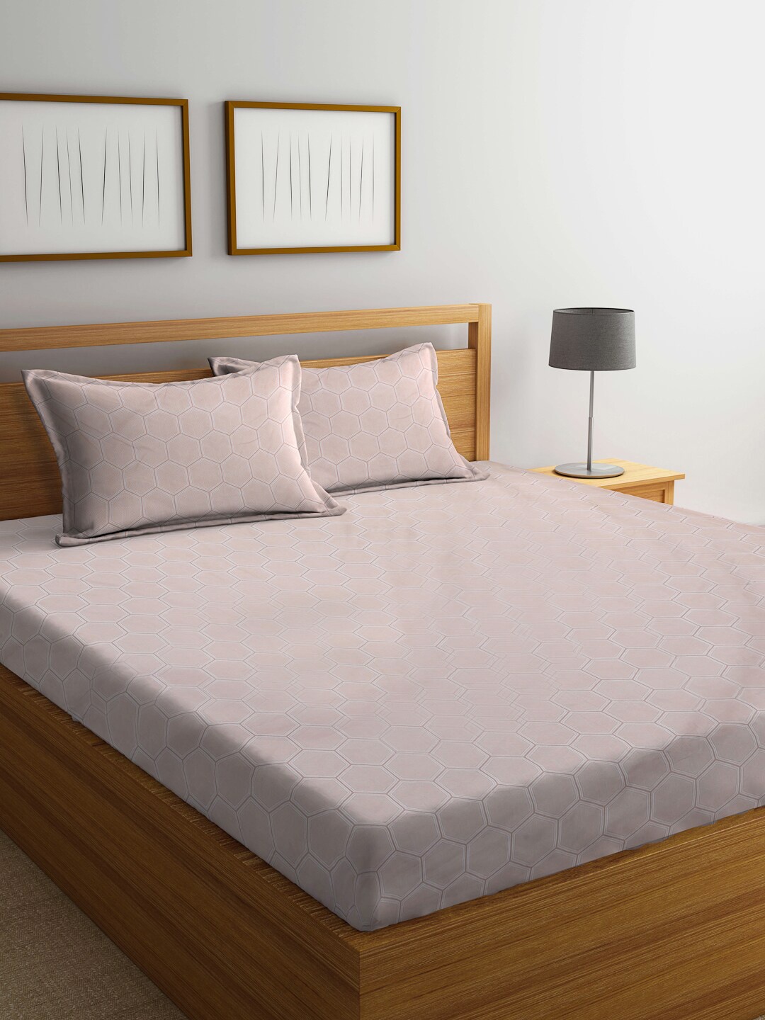 

Arrabi Peach-Coloured & White Geometric 300 TC King Bedsheet with 2 Pillow Covers