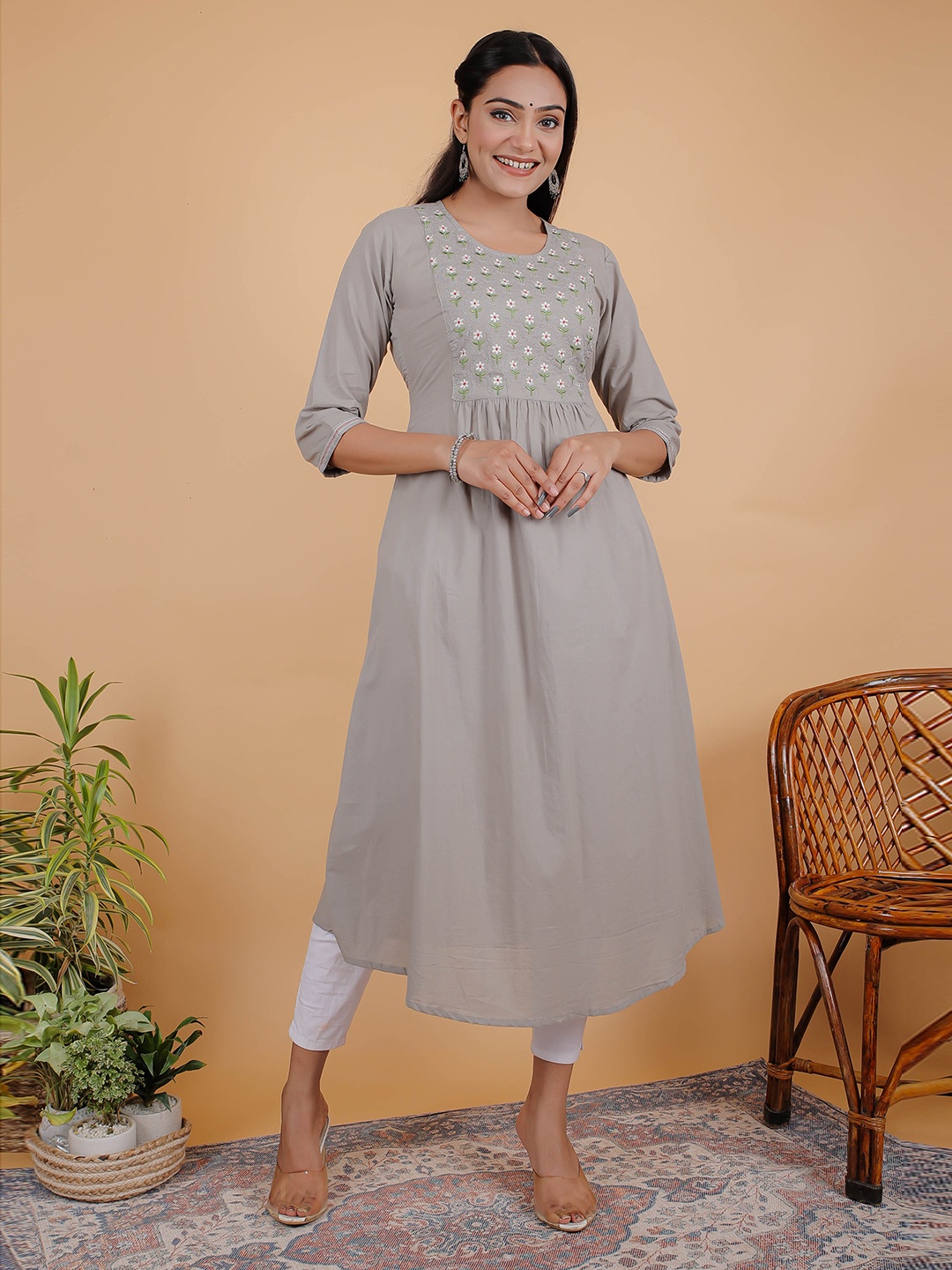 

ETHNIC STREET Women Grey Melange Floral Embroidered Kurta