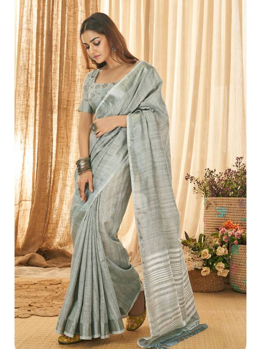 

KARAGIRI Grey & Silver-Toned Woven Design Saree