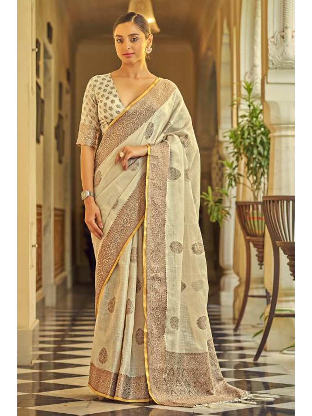 

KARAGIRI Cream-Coloured & Gold-Toned Ethnic Motifs Zari Linen Blend Saree