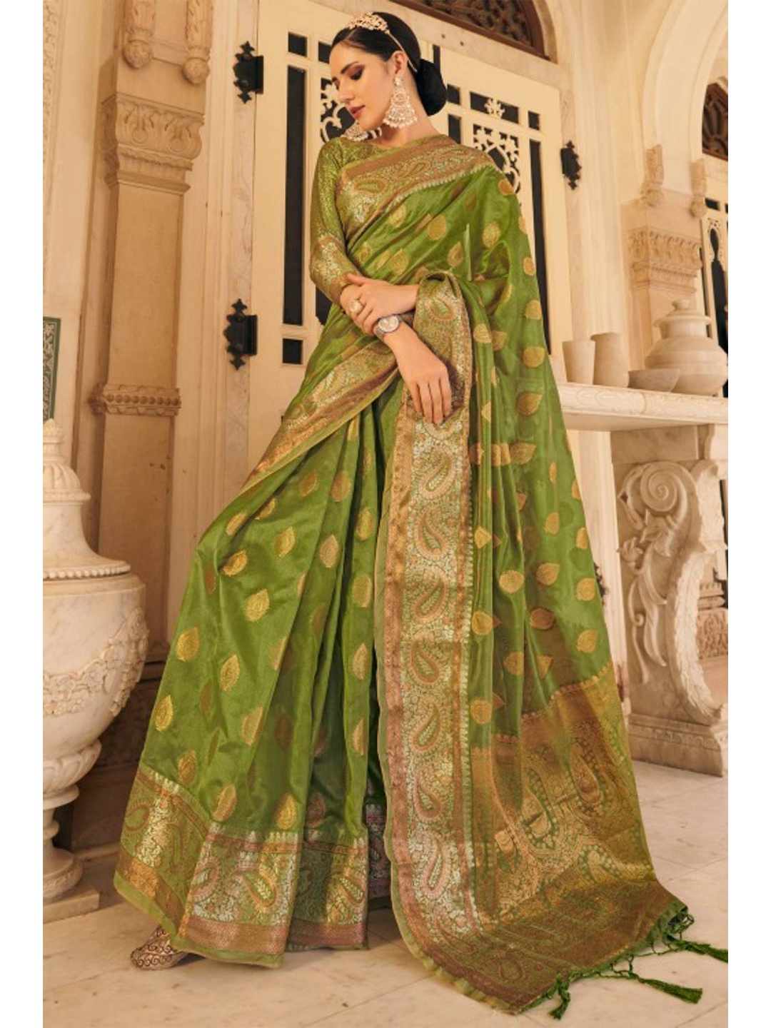 

KARAGIRI Green & Gold-Toned Woven Design Zari Organza Saree