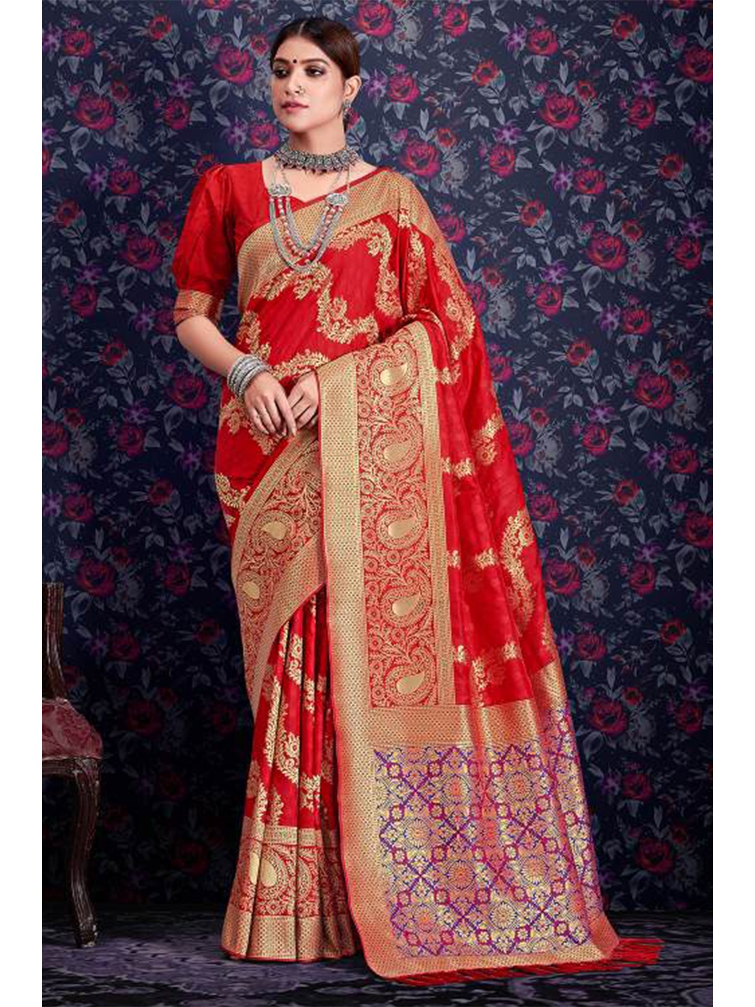 

KARAGIRI Red & Gold-Toned Paisley Silk Saree