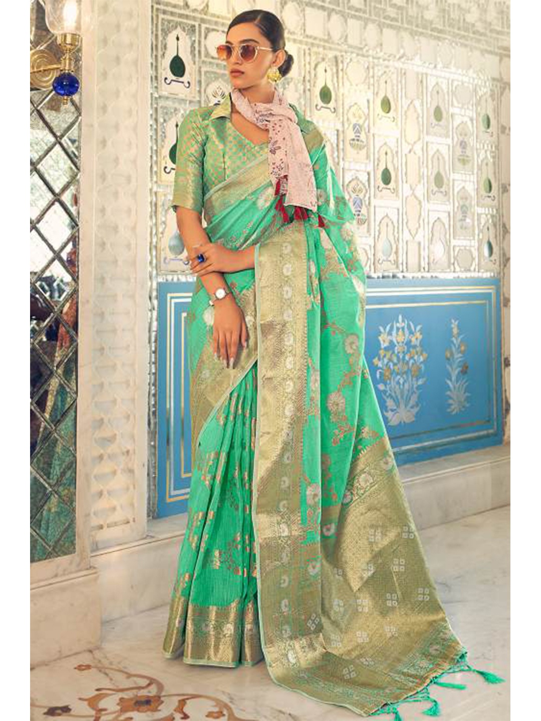 

KARAGIRI Green & Gold-Toned Floral Zari Linen Blend Saree