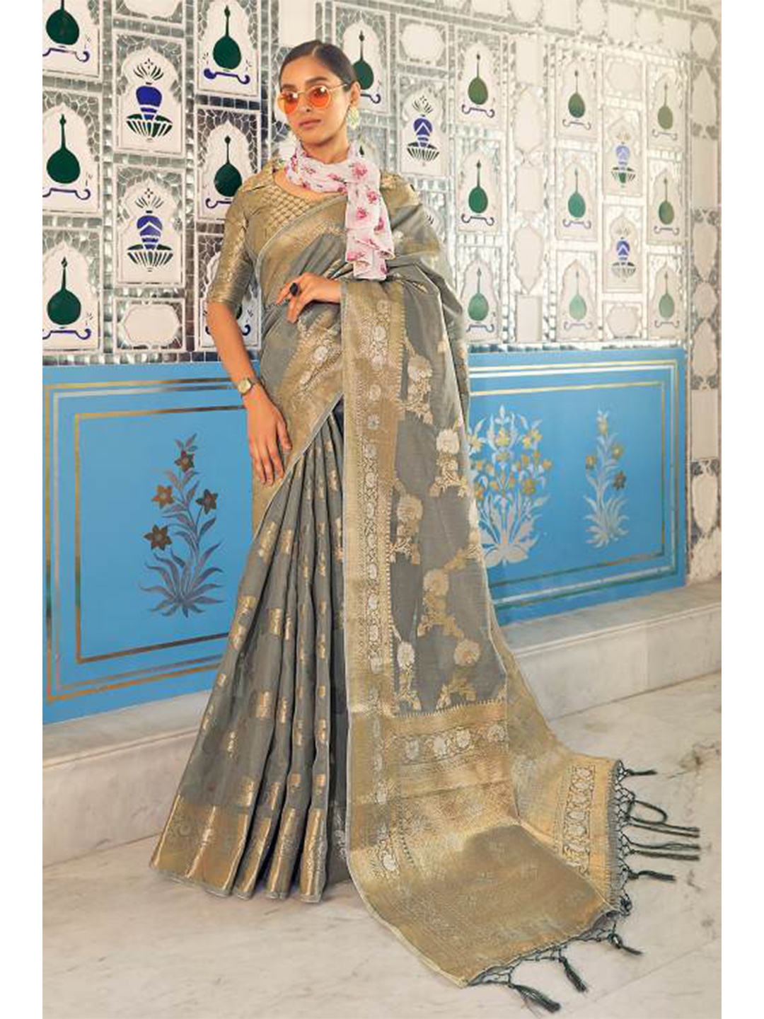 

KARAGIRI Grey & Gold-Toned Floral Zari Linen Blend Saree