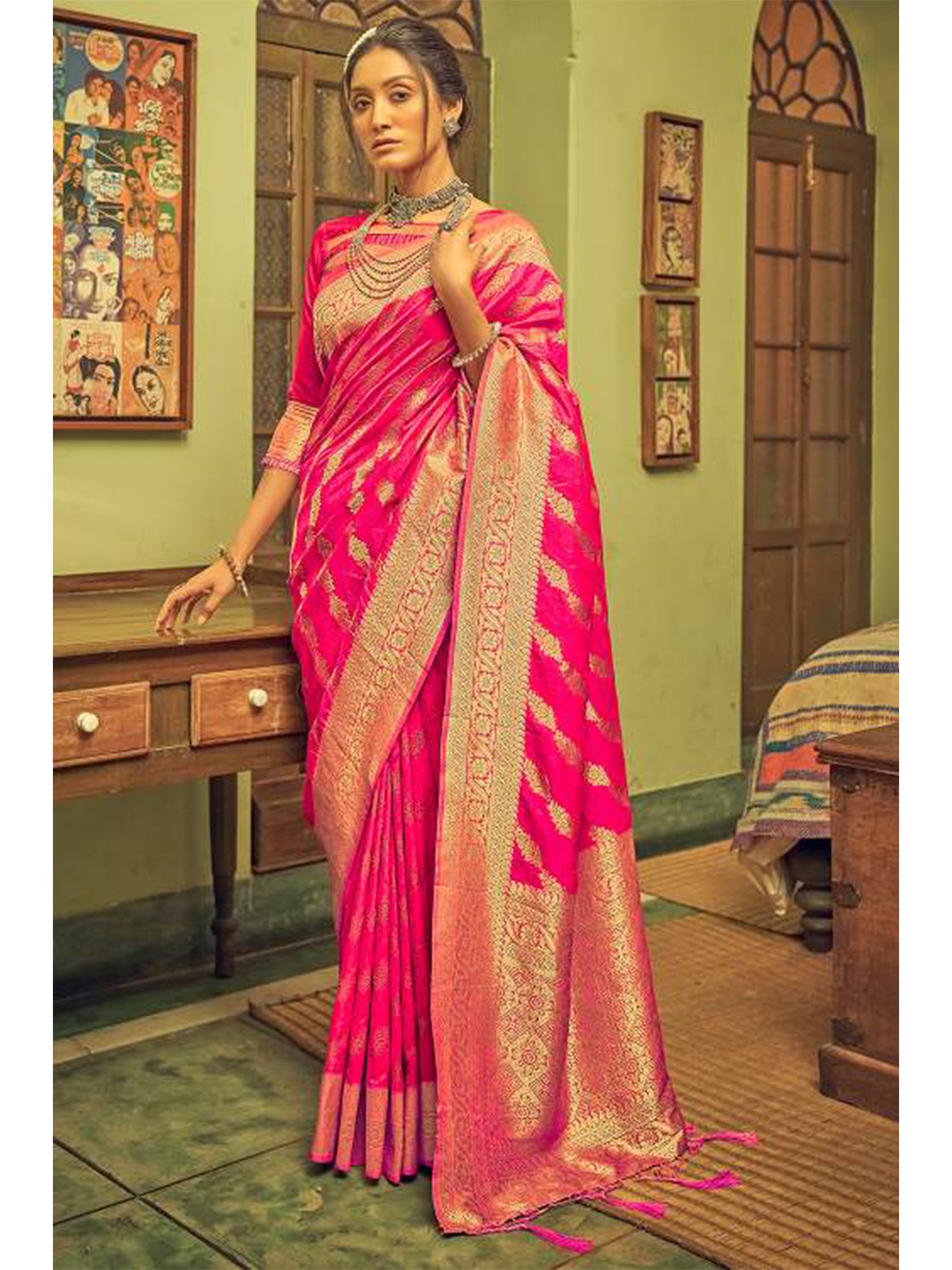 

KARAGIRI Pink & Gold-Toned Ethnic Motifs Saree