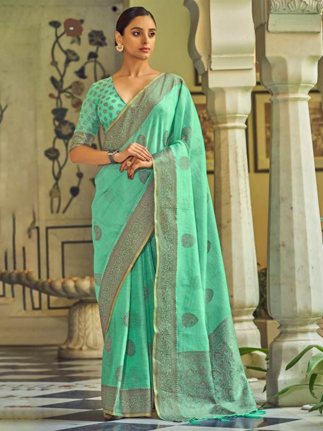 

KARAGIRI Green & Gold-Toned Ethnic Motifs Linen Blend Saree