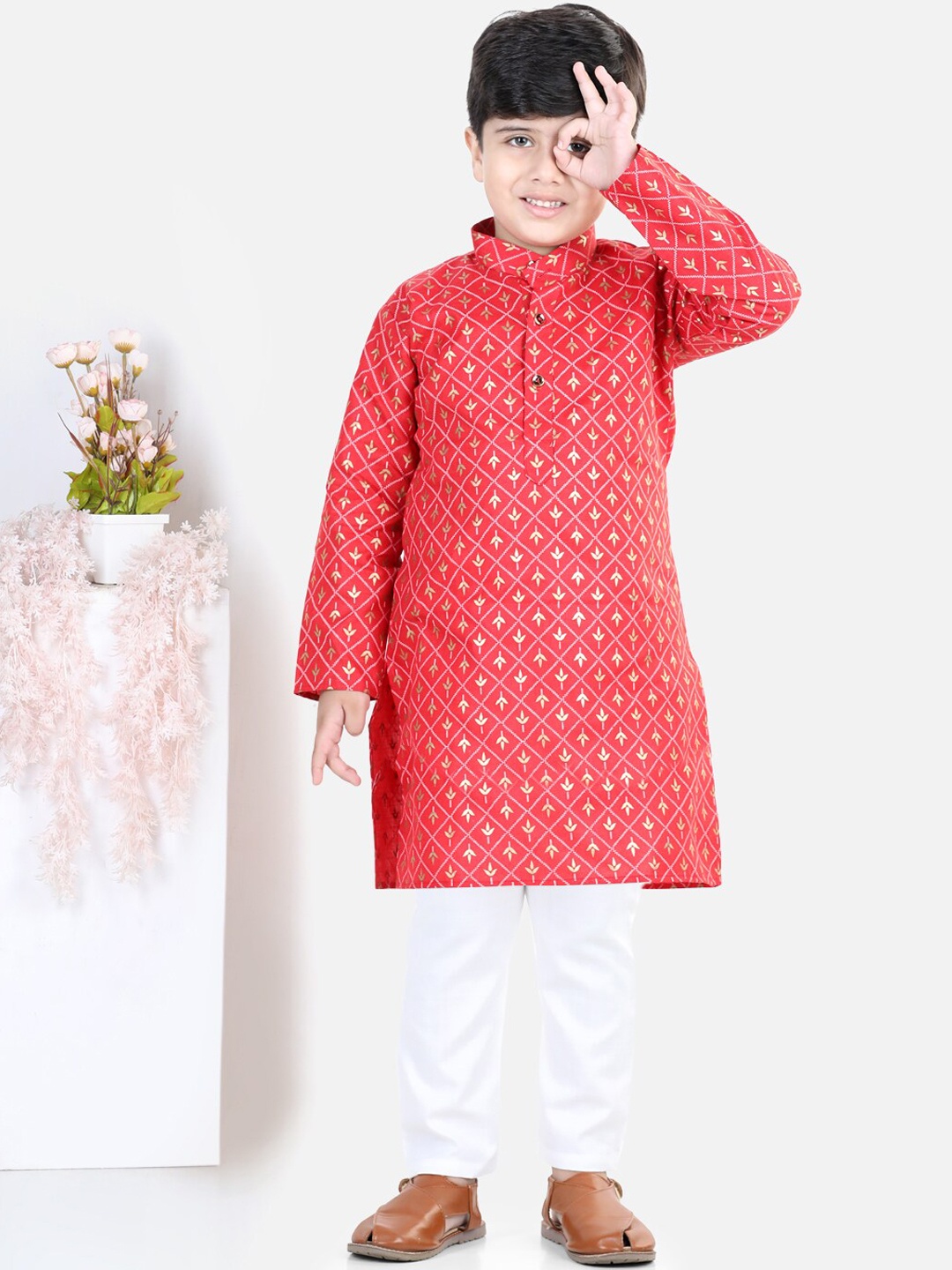 

BownBee Boys Ethnic Motifs Printed Sequinned Pure Cotton Kurta with Pyjamas, Maroon