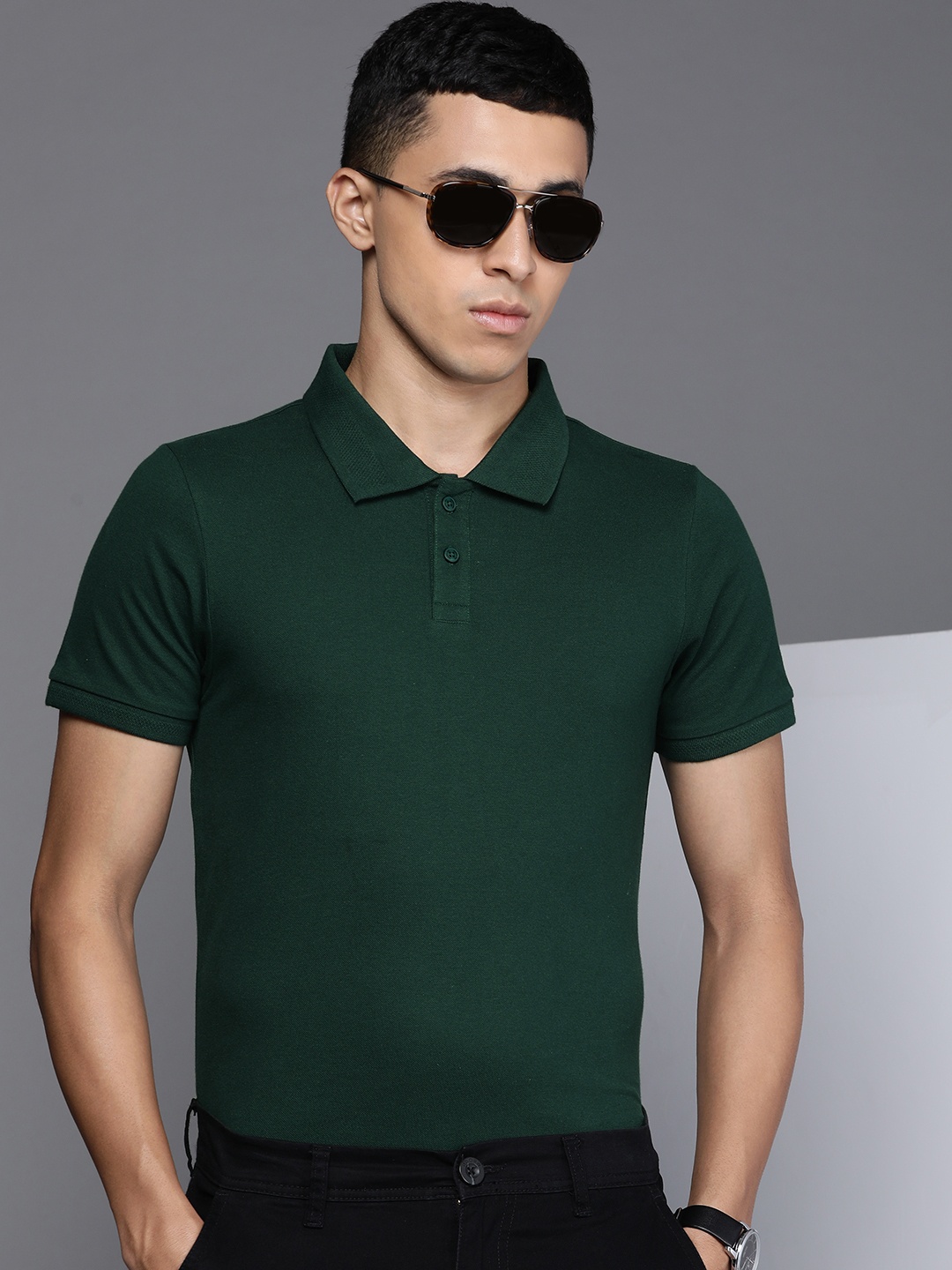

Kenneth Cole Men Green Solid Polo Collar T-shirt