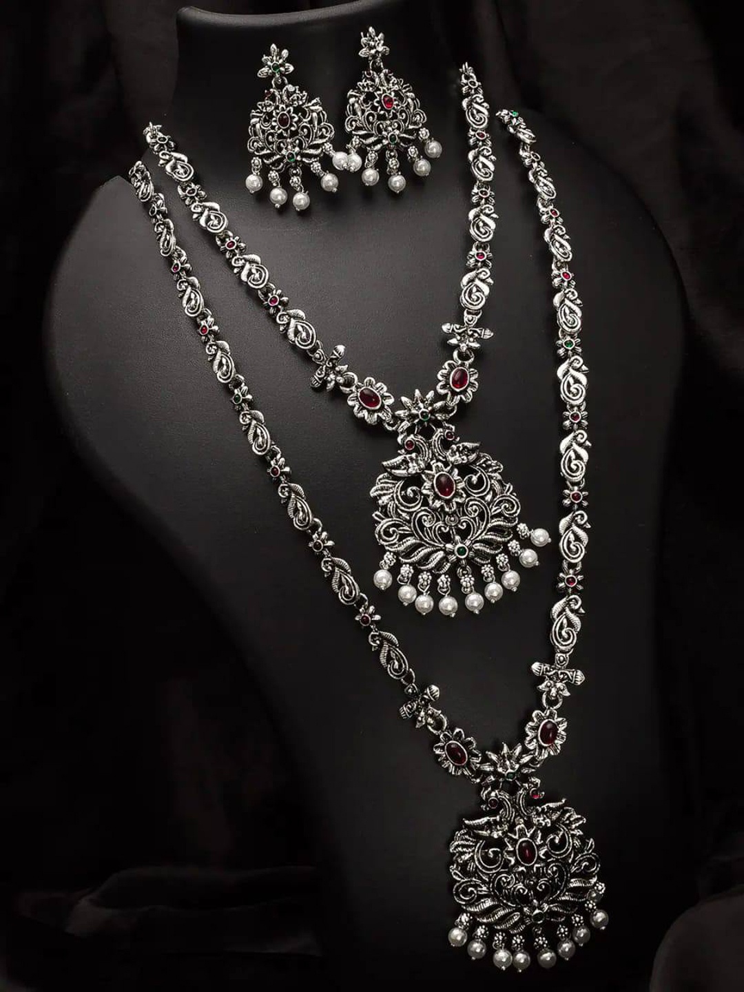 

LAFORWORD Oxidised Silver-Plated Red & White Kundan Studded & Beaded Jewellery Set