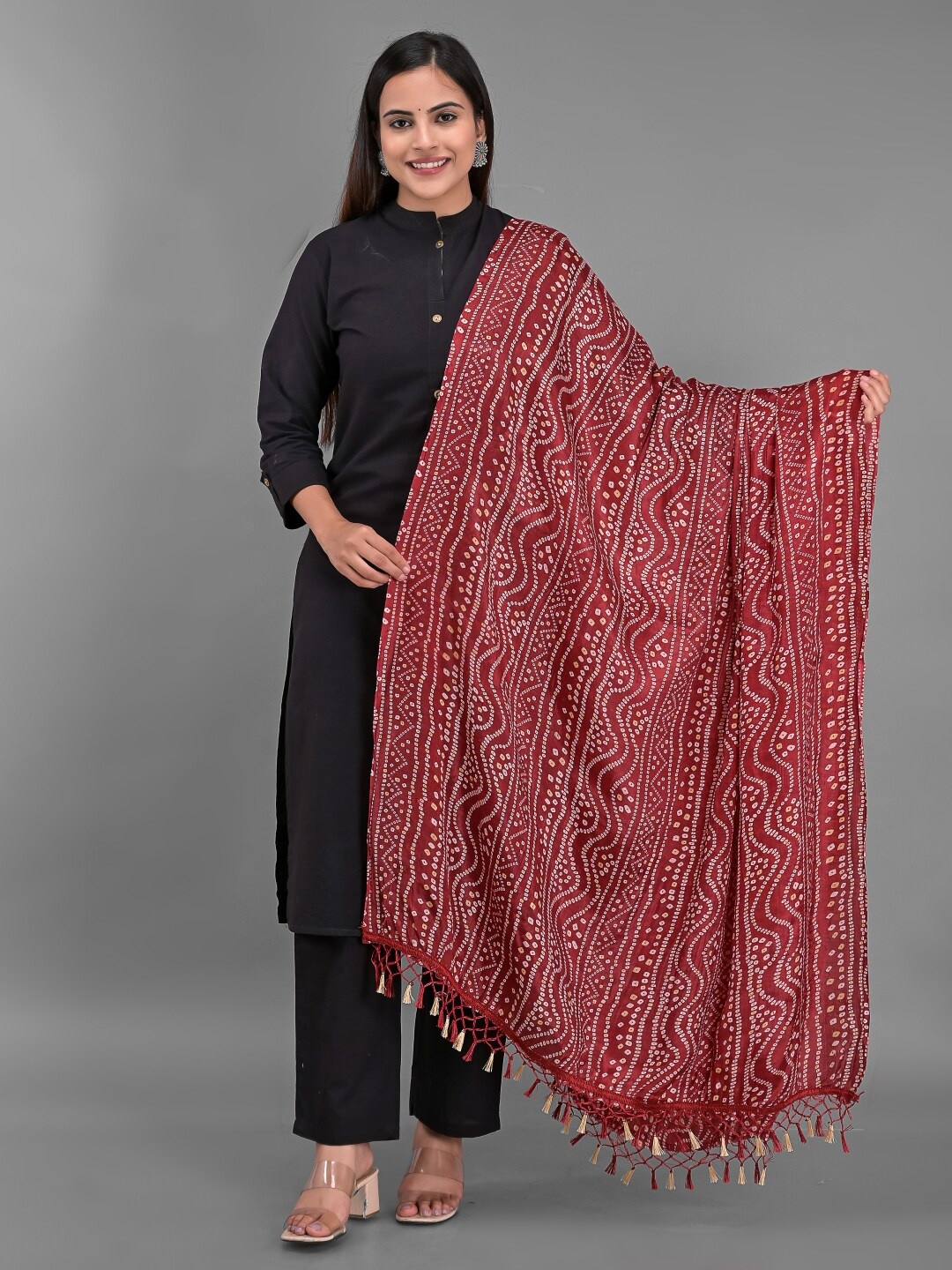 

Apratim Women Maroon & White Printed Bandhani Dupatta