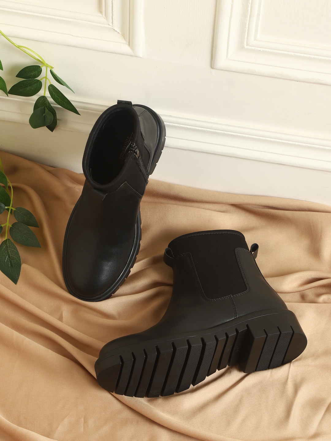 

Truffle Collection Women Black Solid Winter Boots