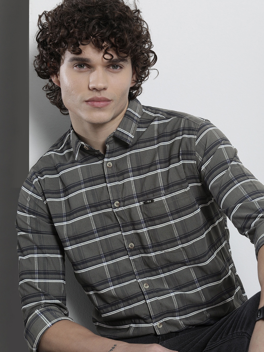 

The Indian Garage Co Men Checked Casual Shirt, Grey
