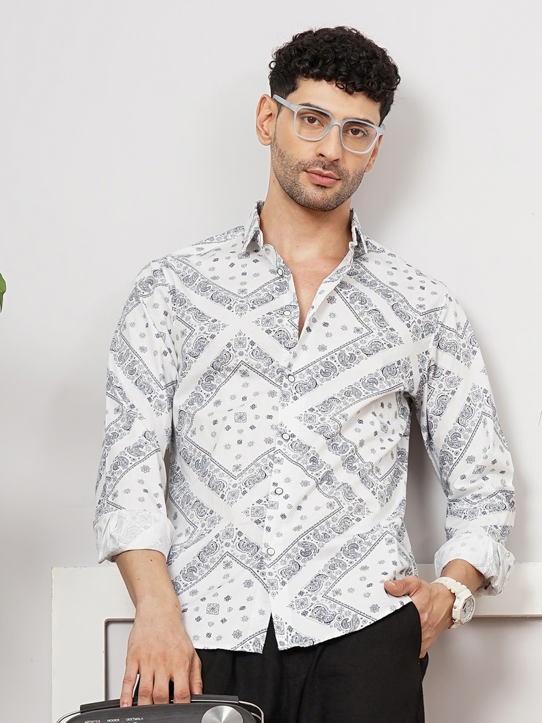 

The Indian Garage Co Men White & Navy Blue Printed Casual Shirt