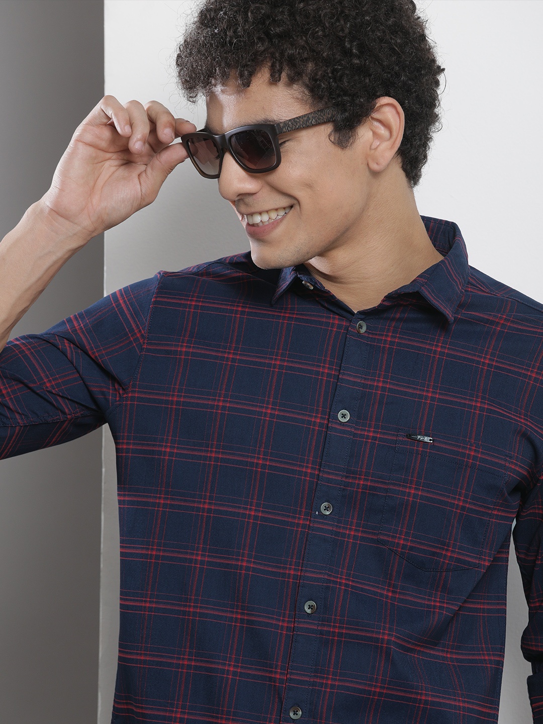 

The Indian Garage Co Men Navy Blue & Red Checked Twill Weave Casual Shirt