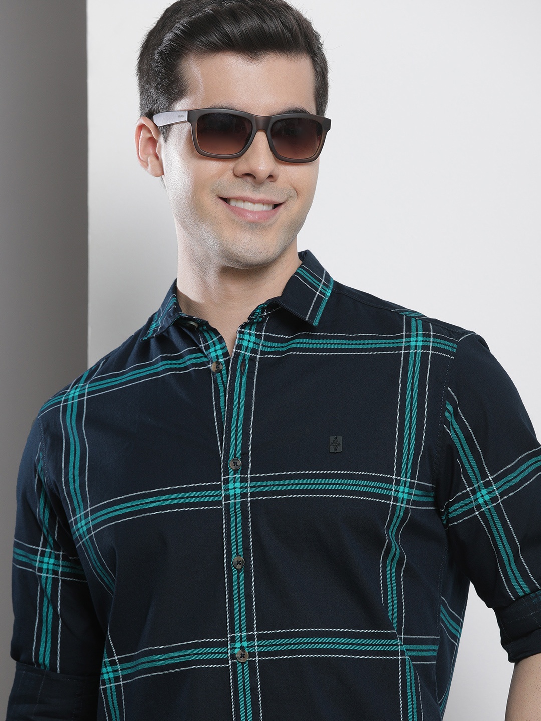 

The Indian Garage Co Men Navy Blue Checked Pure Cotton Casual Shirt