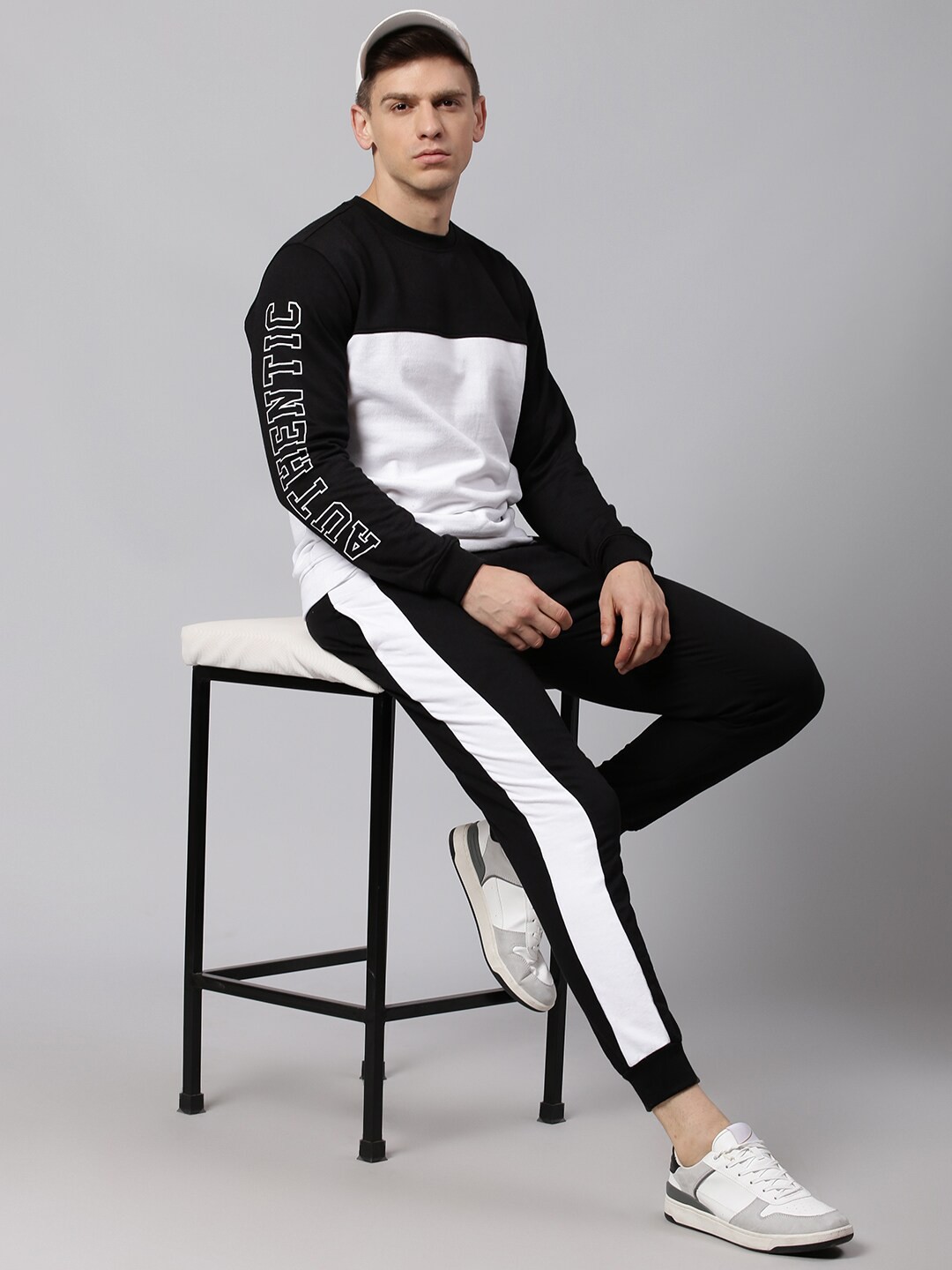 

Hubberholme Men Black & White Colourblocked Sweatshirt
