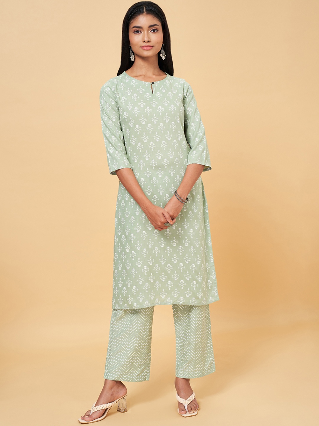 

RANGMANCH BY PANTALOONS Women Green Floral Printed Kurta with Trousers