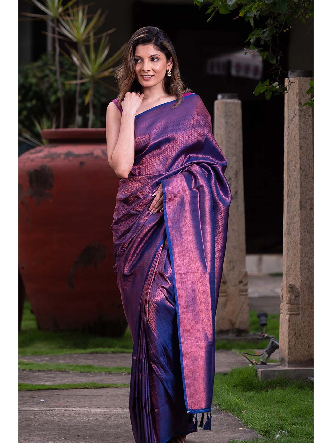 

KARAGIRI Violet & Copper Woven Design Zari Silk Blend Kanjeevaram Saree