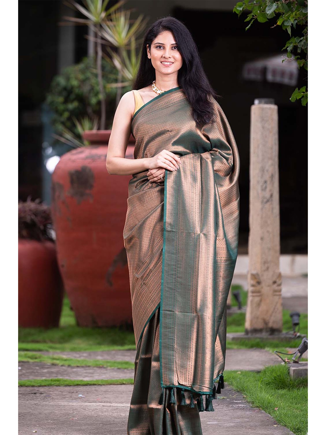 

KARAGIRI Green & Copper Woven Design Zari Silk Blend Kanjeevaram Saree