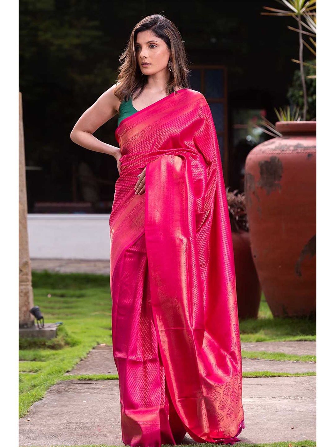 

KARAGIRI Pink & Gold-Toned Woven Design Zari Kanjeevaram Saree